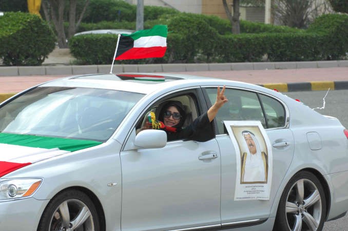 مواطنة تحتفل بالاعياد