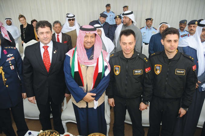 سمو رئيس الوزراء الشيخ جابر المبارك والسفير التركي مراد تامير واثنان من اعضاء القوة الجوية التركية المشاركة في العرض هاني الشمري