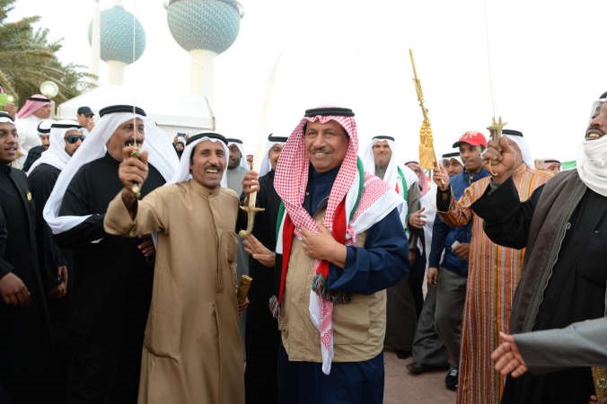 سمو رئيس الوزراء الشيخ جابر المبارك يؤدي العرضة خلال الاحتفال