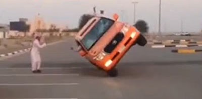 بالفيديو.. عريس قطري يتوجه لقاعة زواجه وهو يقود سيارته على عجلتين