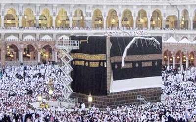 بالفيديو.. معتمرون يمزقون كسوة الكعبة !!