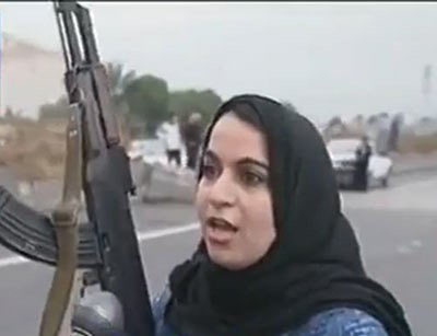 بالفيديو.. كويتية ترفع سلاحها معبرة عن فرحتها في أول يوم من تحرير الكويت