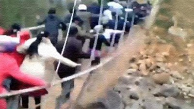 بالفيديو... لحظة انهيار جسر خلال تشييع جثمان مسؤول فيتنامي .. ومقتل واصابة العشرات
