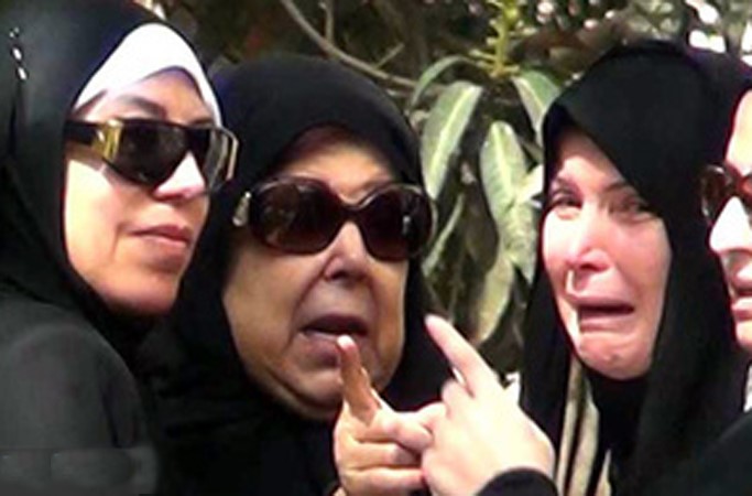 بالصور.. انهيار ميرفت أمين في جنازة والدتها