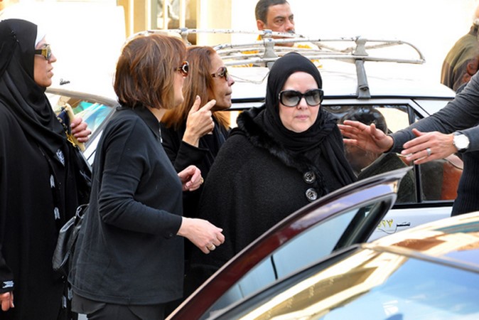 بالصور.. انهيار ميرفت أمين في جنازة والدتها