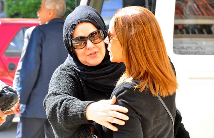 بالصور.. انهيار ميرفت أمين في جنازة والدتها