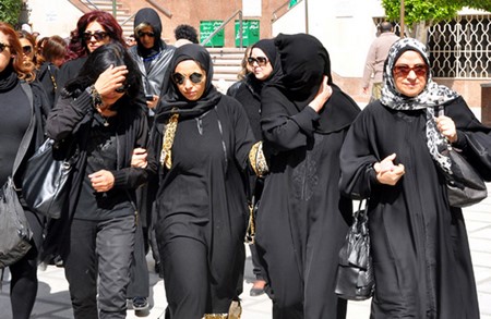 بالصور.. انهيار ميرفت أمين في جنازة والدتها
