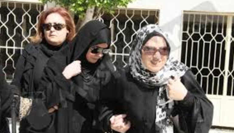 بالصور.. انهيار ميرفت أمين في جنازة والدتها
