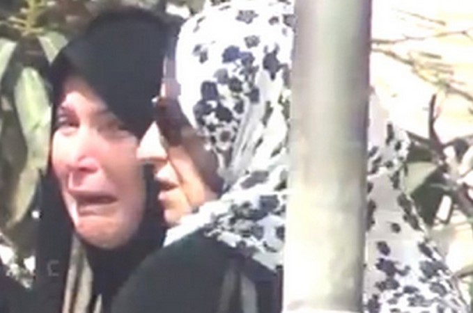 بالصور.. انهيار ميرفت أمين في جنازة والدتها