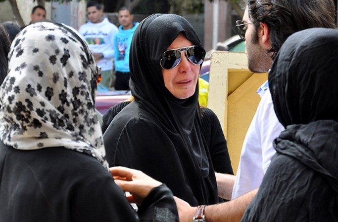بالصور.. انهيار ميرفت أمين في جنازة والدتها
