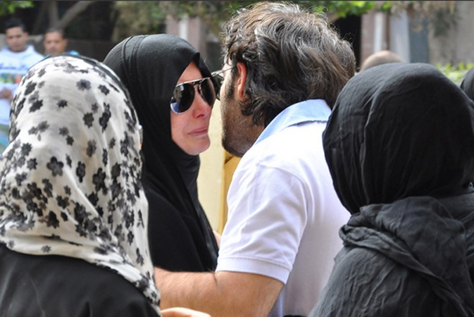 بالصور.. انهيار ميرفت أمين في جنازة والدتها
