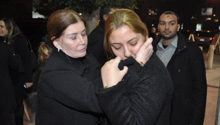 بالصور.. انهيار ميرفت أمين في جنازة والدتها