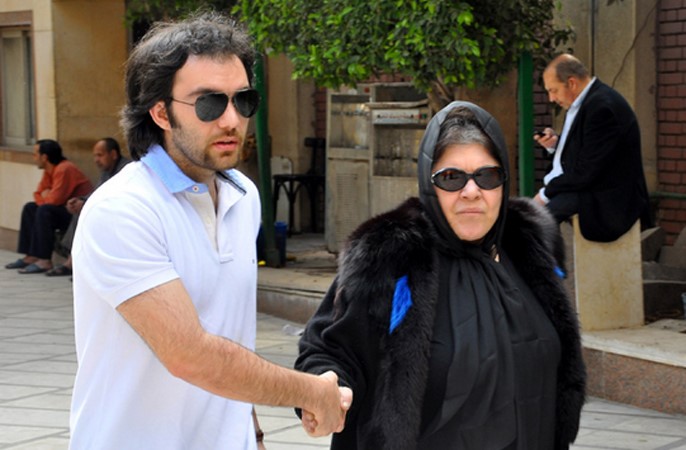 بالصور.. انهيار ميرفت أمين في جنازة والدتها