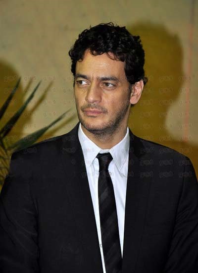 بالفيديو والصور.. نجلاء فتحي ويسرا في عزاء والدة خالد أبو النجا
