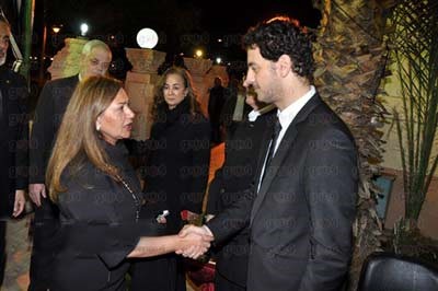 بالفيديو والصور.. نجلاء فتحي ويسرا في عزاء والدة خالد أبو النجا