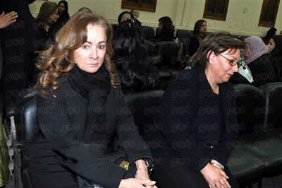 بالفيديو والصور.. نجلاء فتحي ويسرا في عزاء والدة خالد أبو النجا