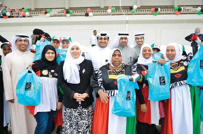 فريق زين خلال توزيع الهدايا