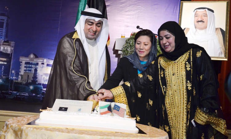  السفير سعد العسعوسي وحرمه والوزيرة الماليزية نانسي شكري يقطعون كيك الحفل 