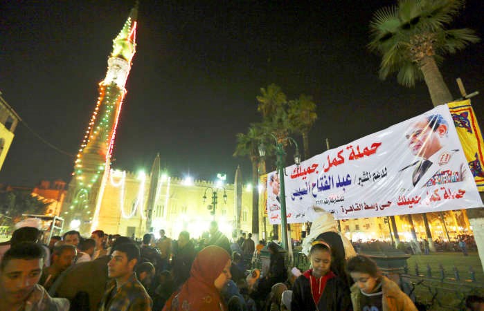 لافتة لحملة كمل جميلك الداعمة لترشح وزير الدفاع المصري المشير عبد الفتاح السيسي للرئاسة امام مسجد الحسين في القاهرة خلال الاحتفال بمولده امس الاول رويترز