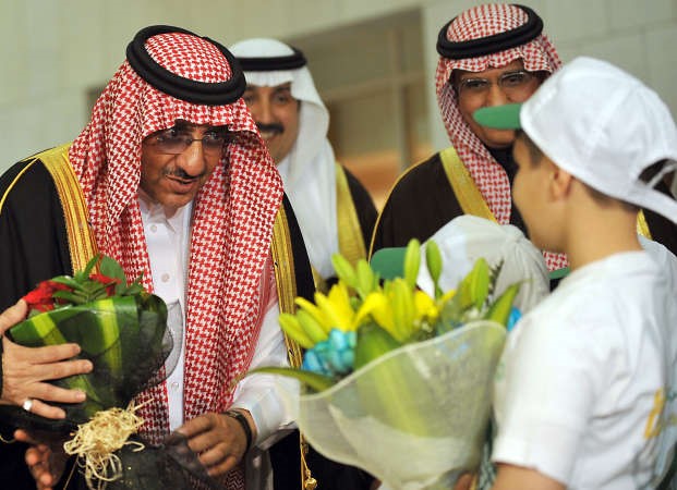 وزير الداخلية السعودي الامير محمد بن نايف يتلقى الازهار خلال رعايته اطلاق حملة التضامن مع اطفال سورية افپ
