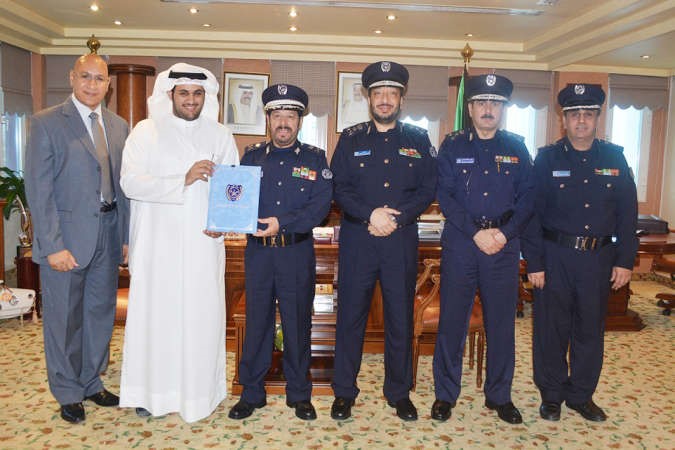اللواء الانصاري وقيادات الاطفاء ومسؤولو الشركة عقب توقيع العقد﻿