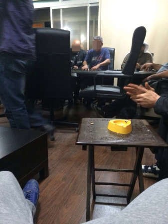  اللاعبون منهمكون وكاميرا المصدر تصورهم ﻿