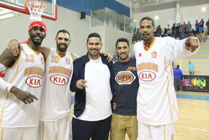 حسين الموسوي مع لاعب كاظمة السابق نادر الحباب ولاعبي المحرق
