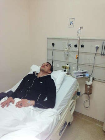شادي الهمامي خلال وجوده في المستشفى 	موقع نادي الكويت