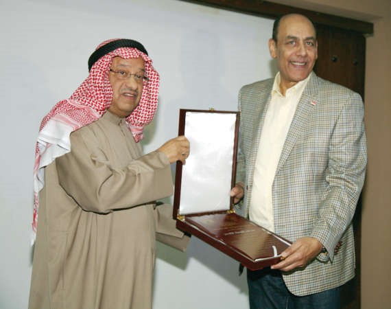 يوسف العميري مكرما الفنان احمد بدير 