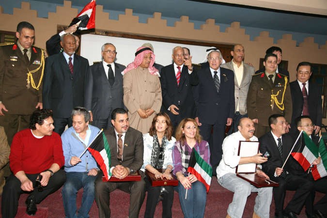 لقطة جماعية للمكرمين في بيت الكويت للاعمال الوطنية 