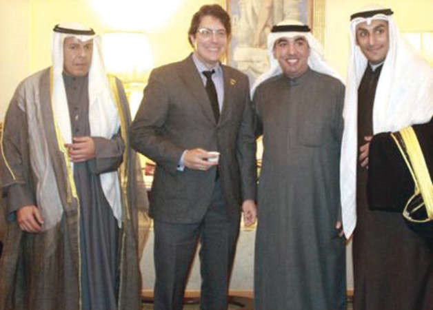 القنصل اليحيا مع عمدة بفرلي هيلز﻿