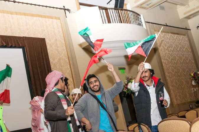 الطلبة يرفعون الاعلام احتفاء بالعيد الوطني﻿