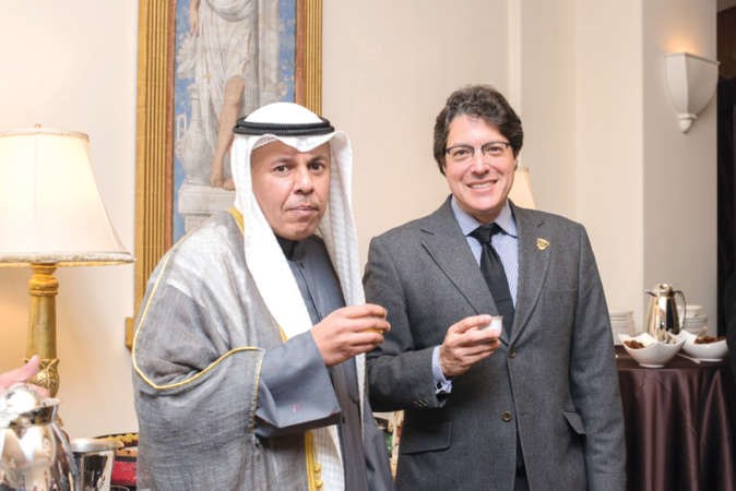 القنصل اليحيا وعمدة بفرلي هيلز وقهوة عربية﻿