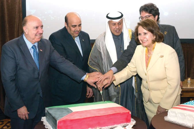 القنصل العام عبداللطيف اليحيا مع عمدة بفرلي هيلز والقنصل السعودي والقنصل العراقي ومديرة المراسم لمكتب الخارجية في لوس انجيليس ﻿