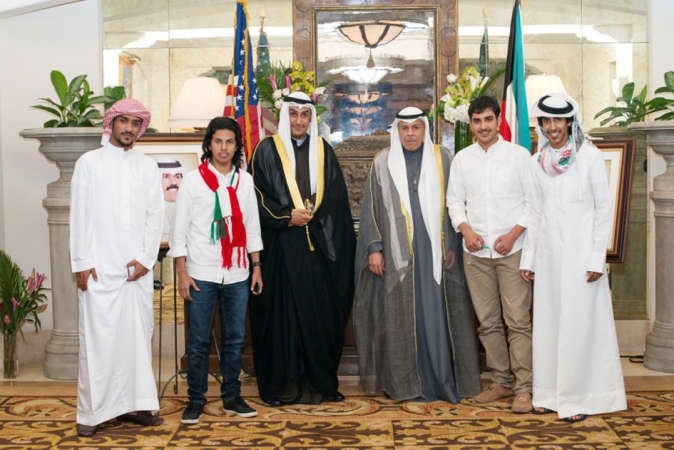اليحيا متوسطا بعض الطلبة﻿