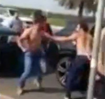 بالفيديو.. هوشة ولكمات متبادلة على شارع الخليج بسبب رش المياه