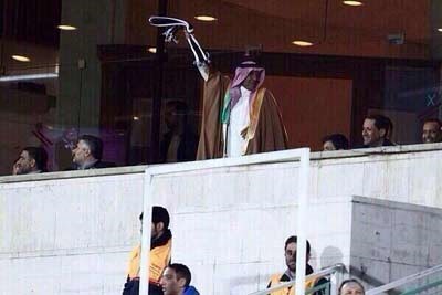 صورة.. السفير السعودي بطهران يخرج عن دبلوماسيته محتفلاً بهدف الشباب
