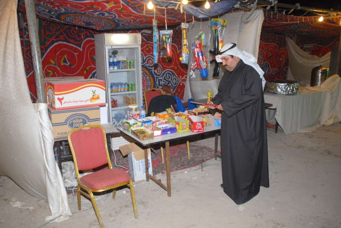طارق القطان يعاين احد اكشاك بيع المواد الغذائية المخالفة