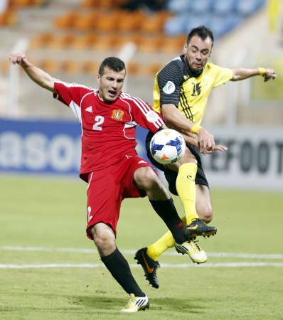 مدافع الجيش سعد احمد يحاول ابعاد الكرة	 افپ﻿