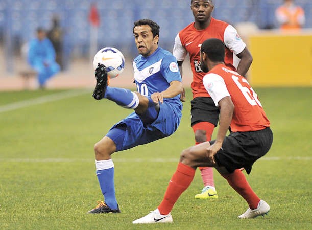 لاعب الهلال محمد الشلهوب يروض الكرة امام مدافع الاهلي محمد عبدالعزيز افپ