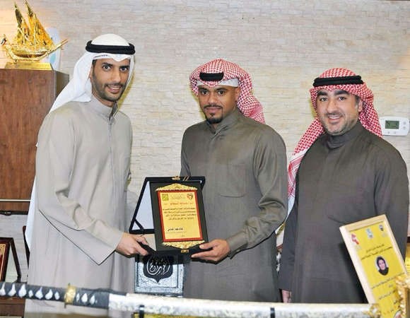 خالد عبدالقدوس يقدم درعا تذكارية الى خالد الغانم بحضور حسين عاشور﻿