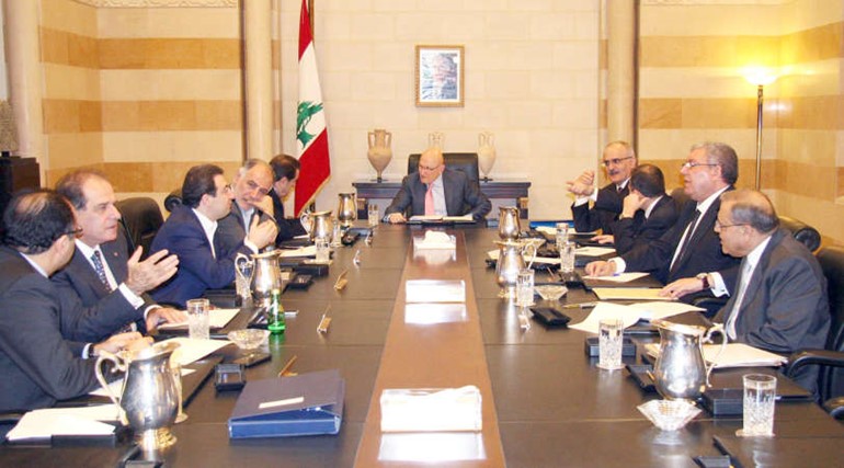 اللجنة الوزارية المكلفة صياغة البيان الوزاري خلال جلستها السادسة مساء امس الاولفي السراي محمود الطويل