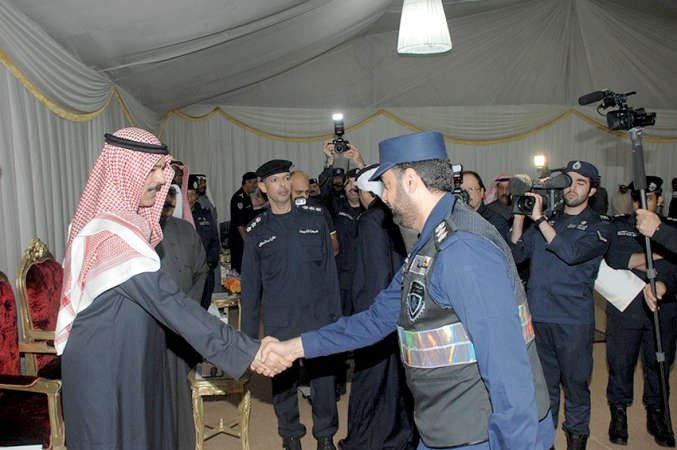 الشيخ محمد الخالد يصافح العقيد يوسف الهملان في النقطة الامنية ﻿