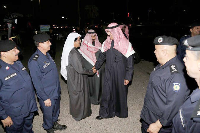 الشيخ محمد الخالد مصافحا اللواء عبدالحميد العوضي ويبدو اللواءان عبدالله المهنا وعبدالفتاح العلي ﻿