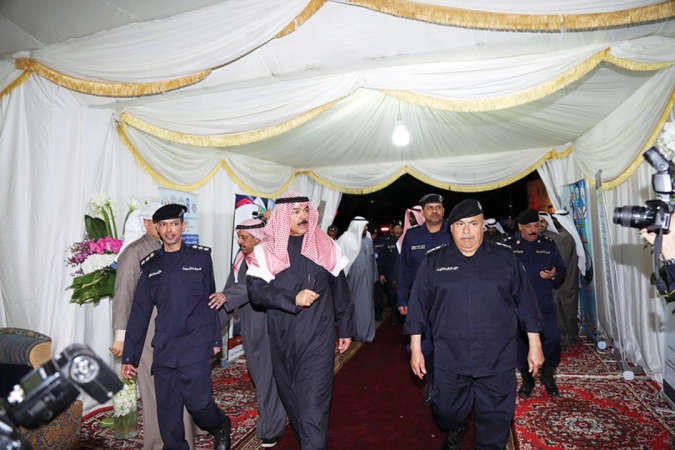 نائب رئيس مجلس الوزراء وزير الداخلية لدى وصوله الى النقطة الامنية وفي استقباله وكيل الوزارة ويبدو العقيد عادل الحشاش﻿