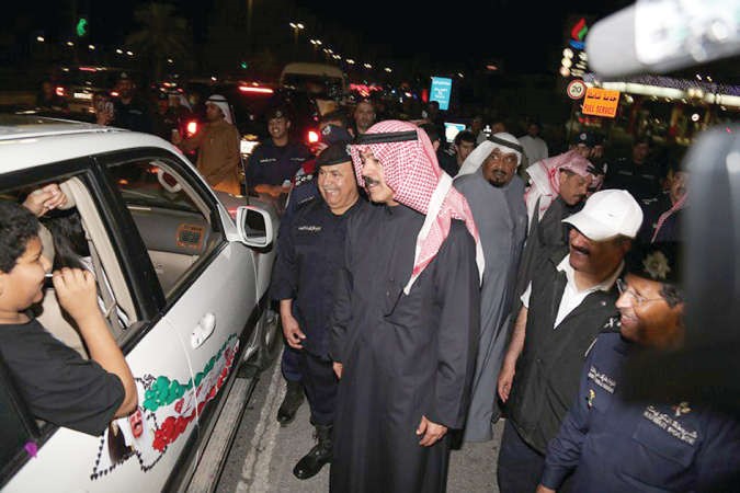 المحتفون تدافعوا نحو الخالد لالتقاط صور تذكارية معه ﻿