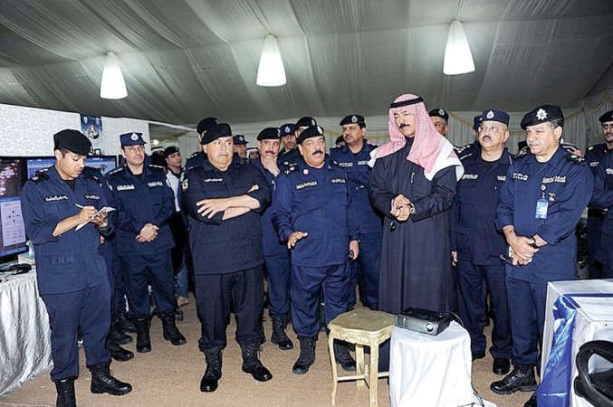 الخالد استمع الى شرح من اللواء العلي لعمل المرور ويبدو الفريق الفهد والعميد احسان العويش والعقيد حمد المبارك﻿