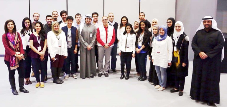 الطلبة المعماريون مع ممثل بيتك ﻿