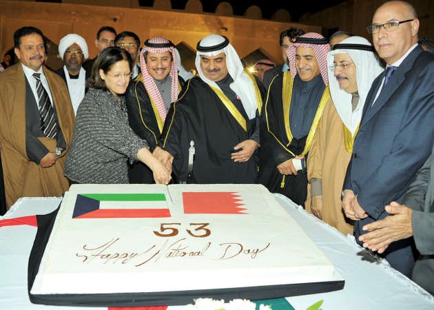 السفير الشيخ عزام الصباح يشارك الوزيرة سميرة رجب وبعض الحضور قطع كيكة الاحتفال﻿