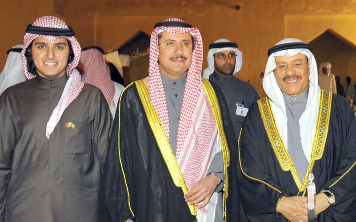 السفير عزام الصباح متوسطا بعض الحضور ﻿